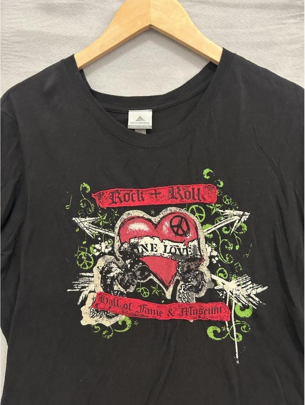 Y2K Rock and Roll Hall of Fame XXL Black T-Shirt with Red Heart Graphic